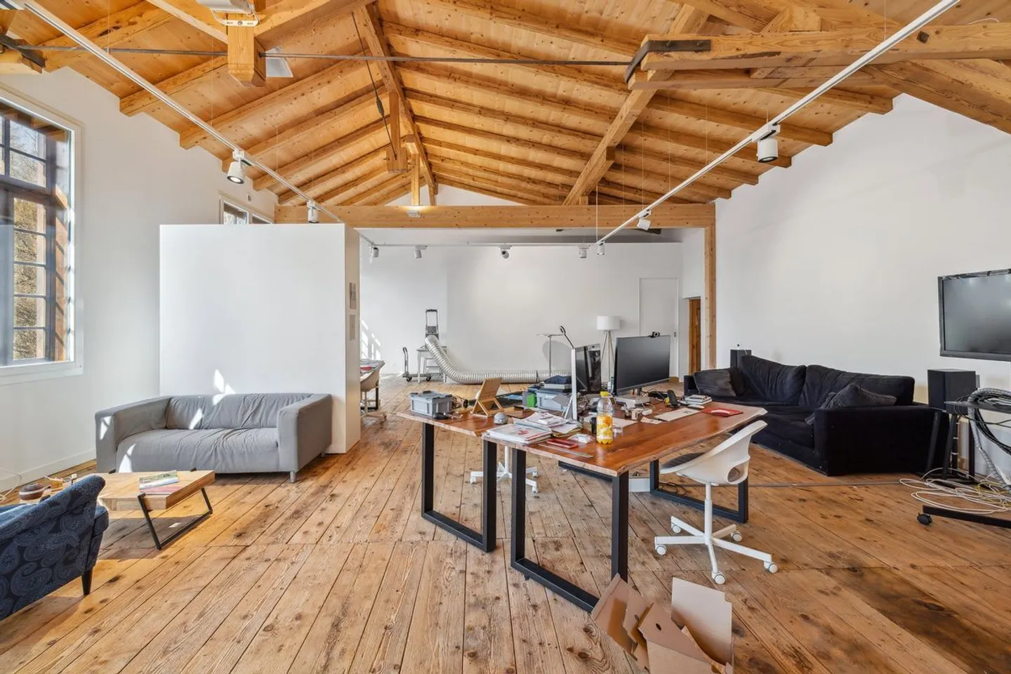 TRES BELLE OPPORTUNITE AVEC DE BELLES SURFACES - Photo 2 sur 5