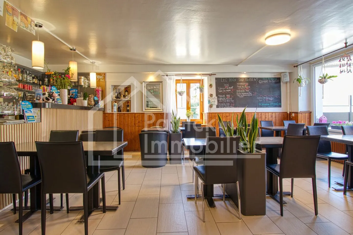 Immeuble d'habitation avec café restaurant - Photo 2 sur 13