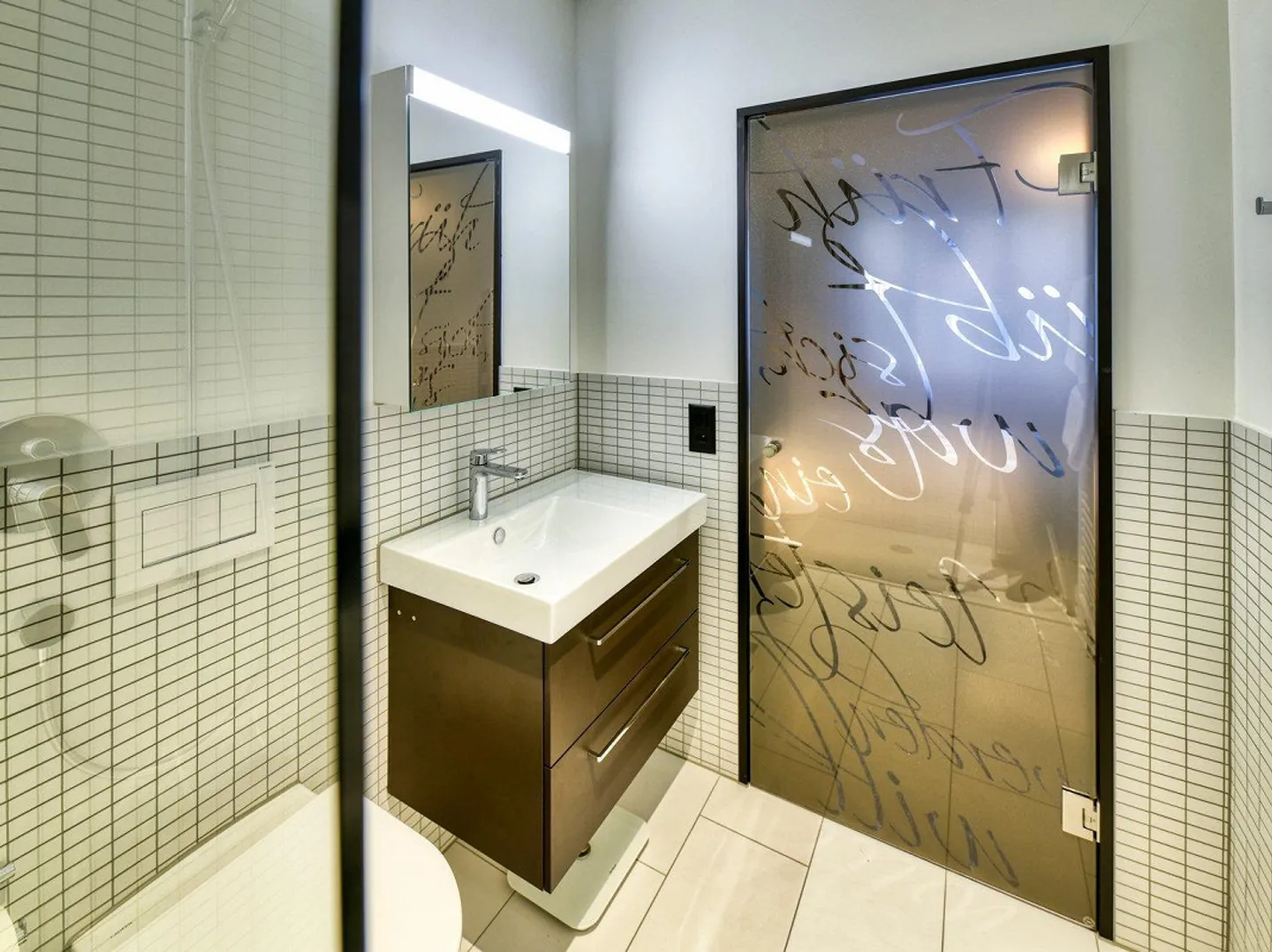 Nuovo appartamento arredato con 2 camere in una posizione molto centrale ad Altdorf - Foto 13 di 13