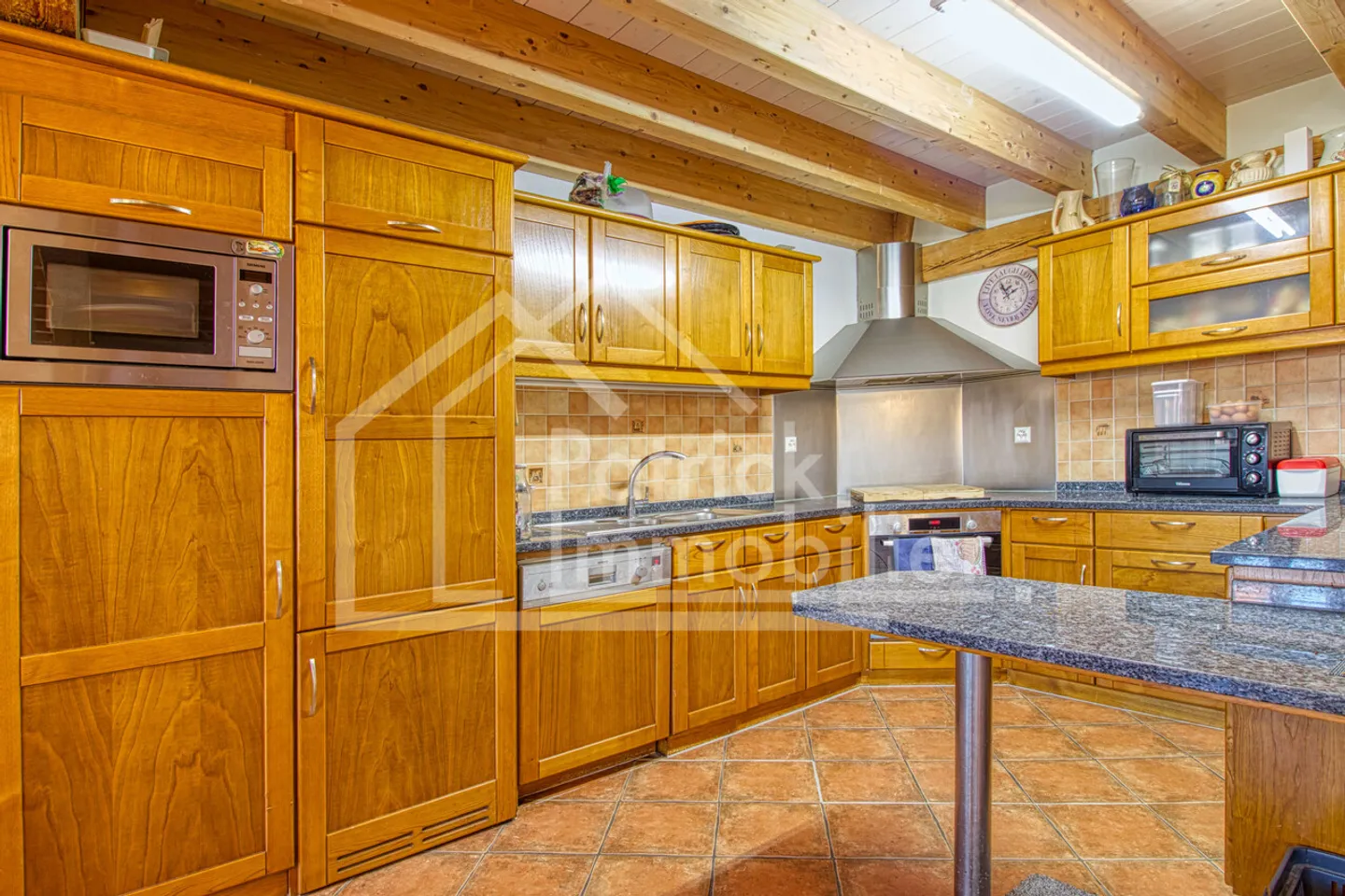Immeuble d'habitation avec café restaurant - Photo 6 sur 13