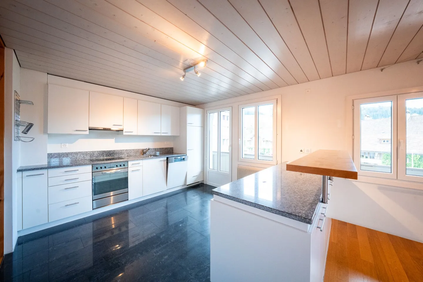 Appartement en penthouse spacieux de 3,5 pièces - Photo 2 sur 21