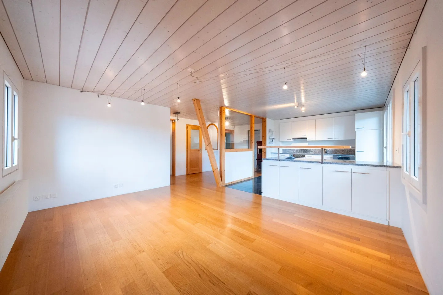 Appartement en penthouse spacieux de 3,5 pièces - Photo 3 sur 21