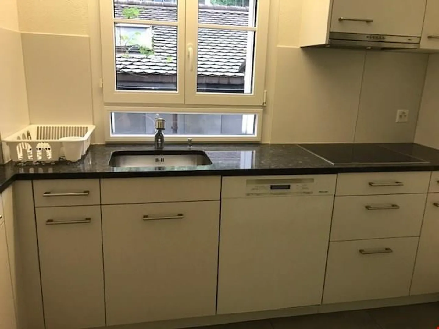 Camera arredata con TV, Wi-Fi, ecc. in affitto nel centro di Altdorf - Foto 4 di 9