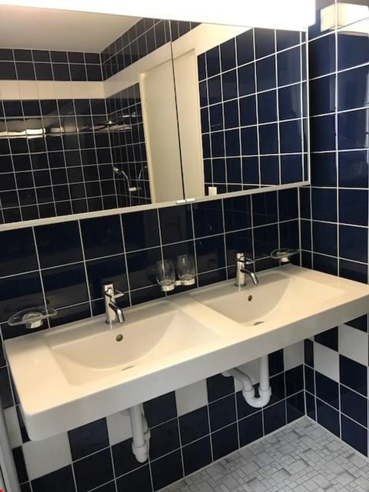 Camera arredata con TV, Wi-Fi, ecc. in affitto nel centro di Altdorf - Foto 6 di 9