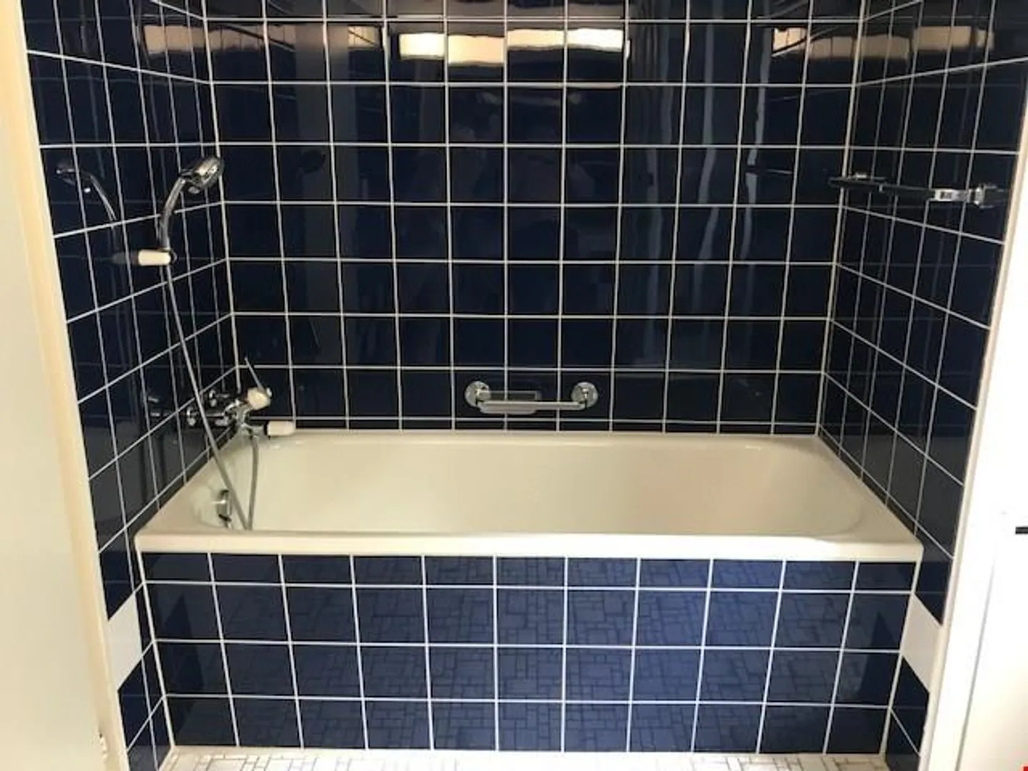 Camera arredata con TV, Wi-Fi, ecc. in affitto nel centro di Altdorf - Foto 7 di 9