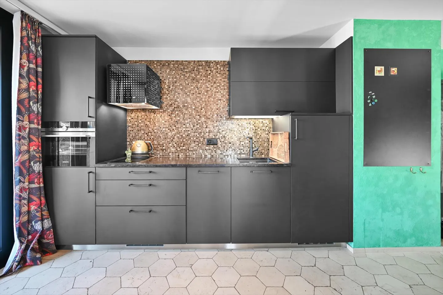 SPACIOUS 2.5-ROOM APARTMENT RENOVATION - Photo 4 of 8