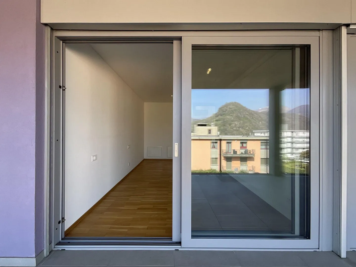 GRAVESANO - À VENDRE 2.5 PIÈCES AVEC IMMENSE TERRASSE DE 40 M² - Photo 4 sur 13