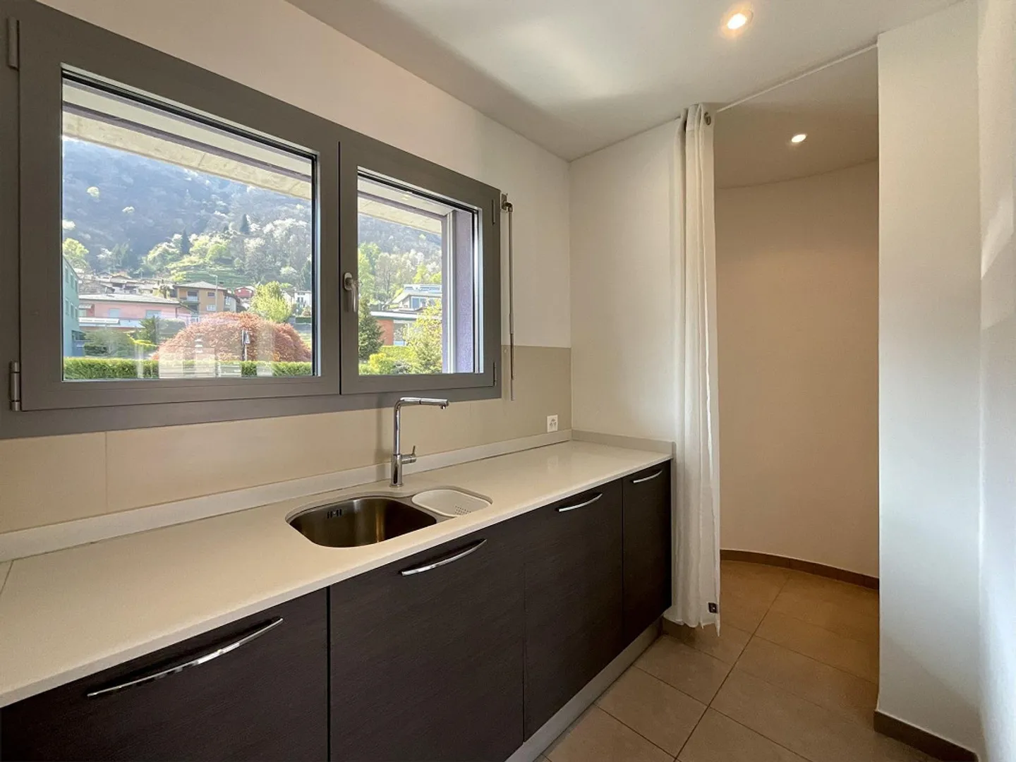 GRAVESANO - À VENDRE 2.5 PIÈCES AVEC IMMENSE TERRASSE DE 40 M² - Photo 10 sur 13