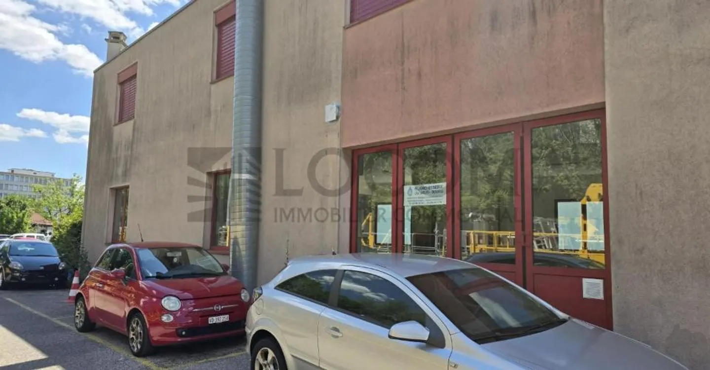 Spacious industrial space for rent in Bussigny - Photo 1 of 11