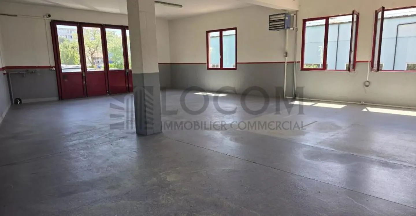 Spacious industrial space for rent in Bussigny - Photo 2 of 11