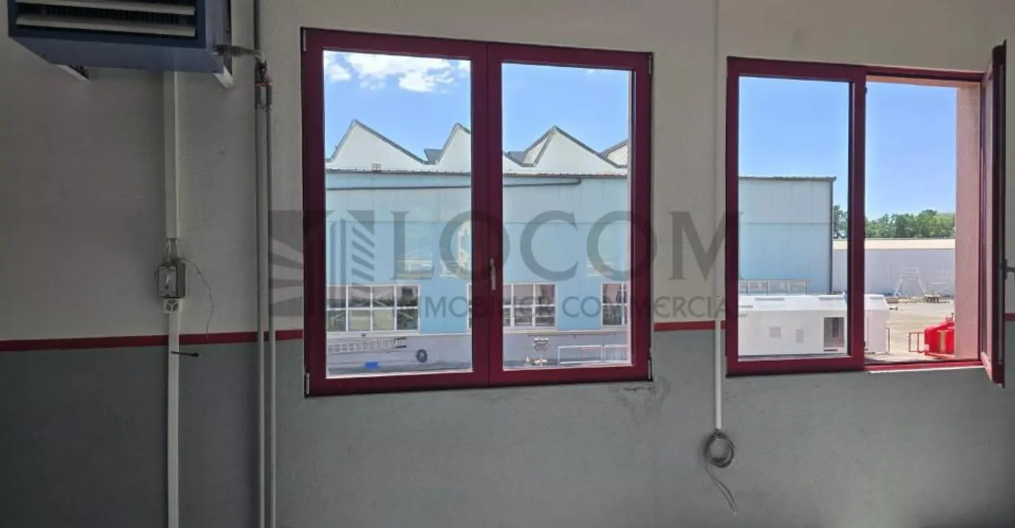 Spacious industrial space for rent in Bussigny - Photo 5 of 11