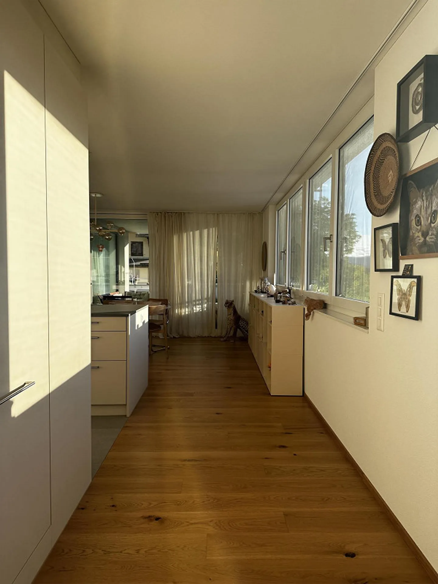 Appartement moderne et spacieux de 3,5 pièces avec jardin sur le toit et soleil du soir - Photo 2 sur 15
