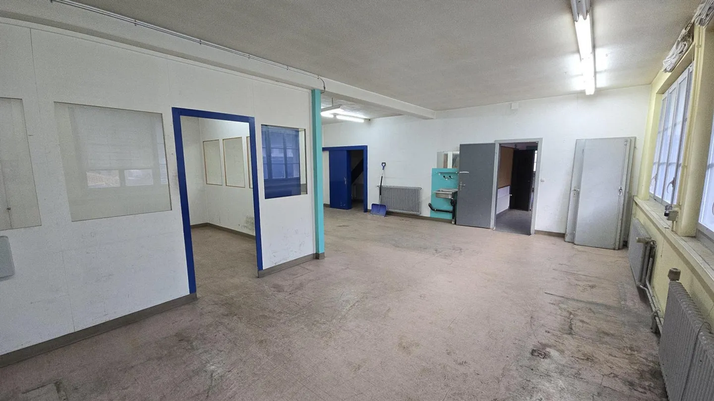 Storage room on the upper floor with light, electricity, heating, toilet - Photo 1 of 4