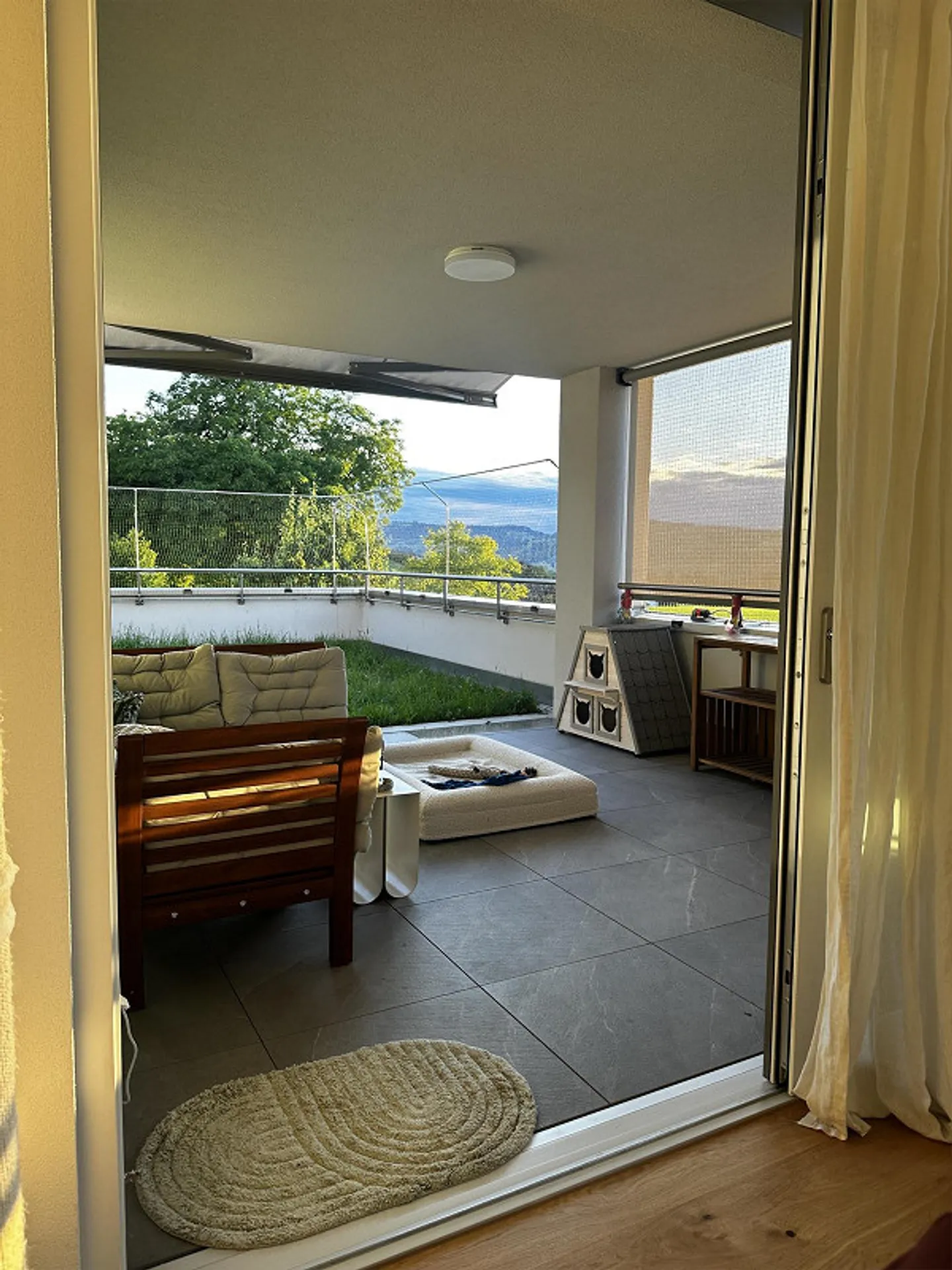 Appartement moderne et spacieux de 3,5 pièces avec jardin sur le toit et soleil du soir - Photo 10 sur 15