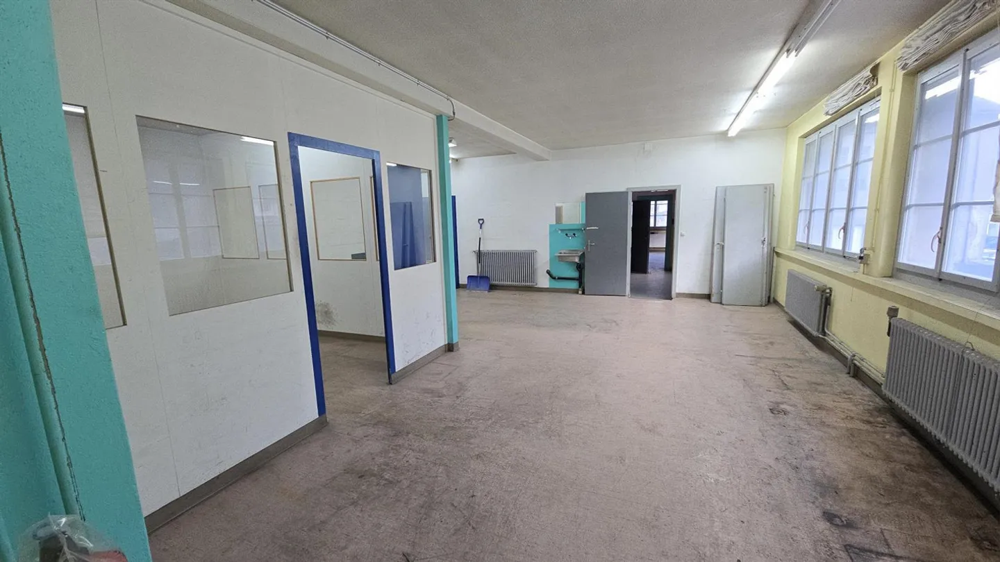 Storage room on the upper floor with light, electricity, heating, toilet - Photo 3 of 4