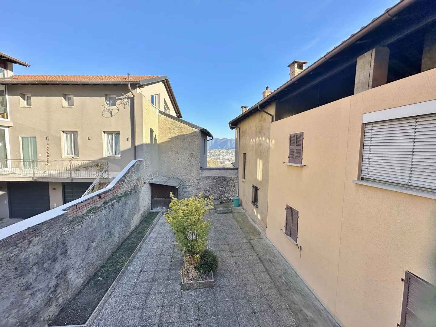 Ensemble de bâtiments intéressant avec deux unités résidentielles, rustique et cour privée - Photo 2 sur 13