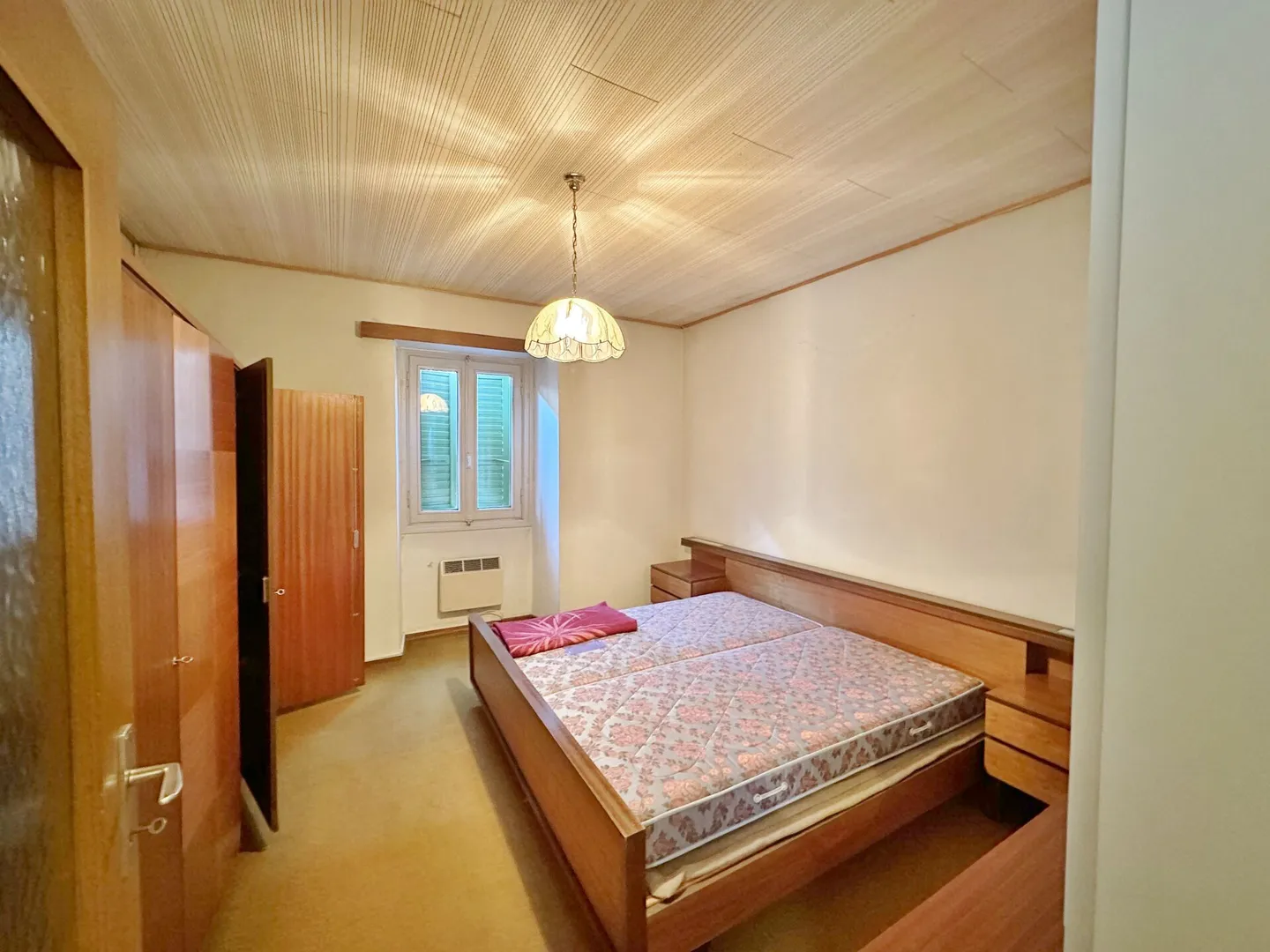 Ensemble de bâtiments intéressant avec deux unités résidentielles, rustique et cour privée - Photo 8 sur 13