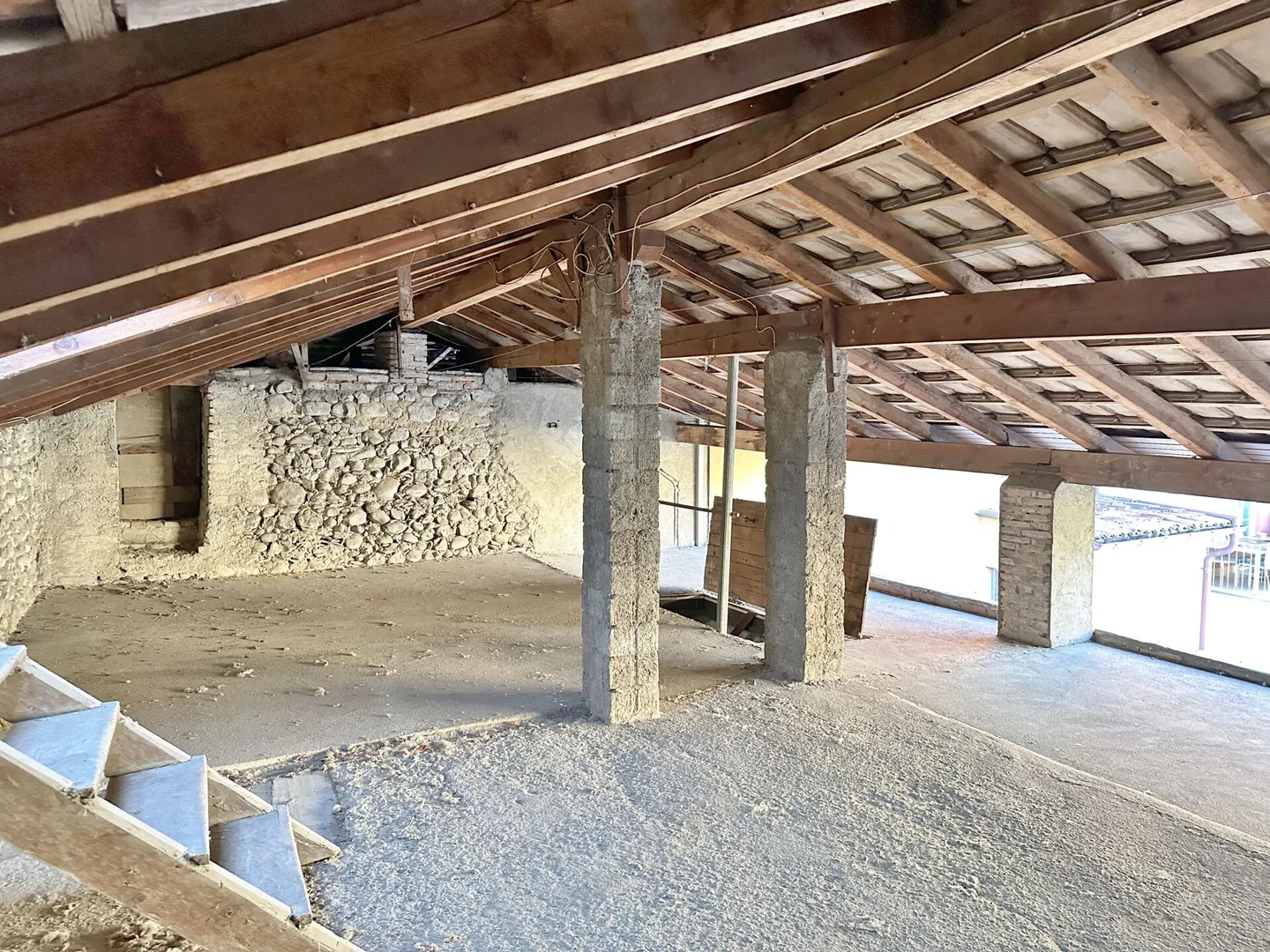 Ensemble de bâtiments intéressant avec deux unités résidentielles, rustique et cour privée - Photo 13 sur 13