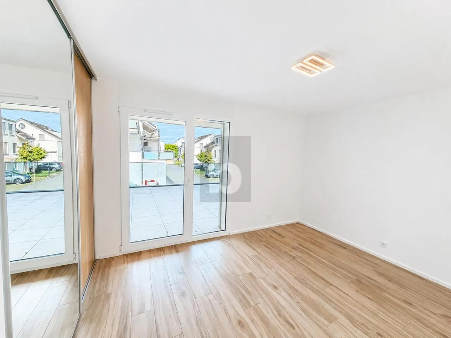 Spacious Apartment with Terrace - Photo 5 of 6