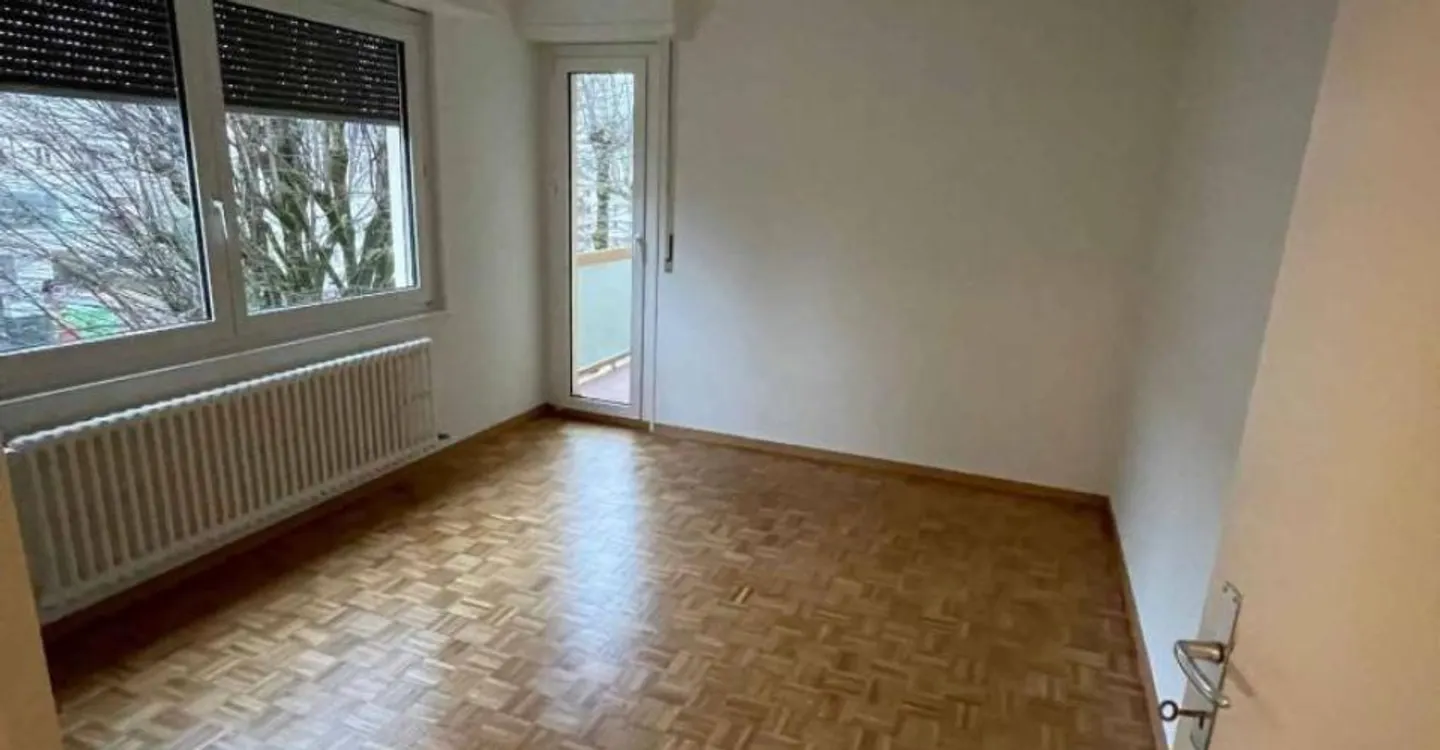 Charming Renovated Apartment - Photo 2 of 2