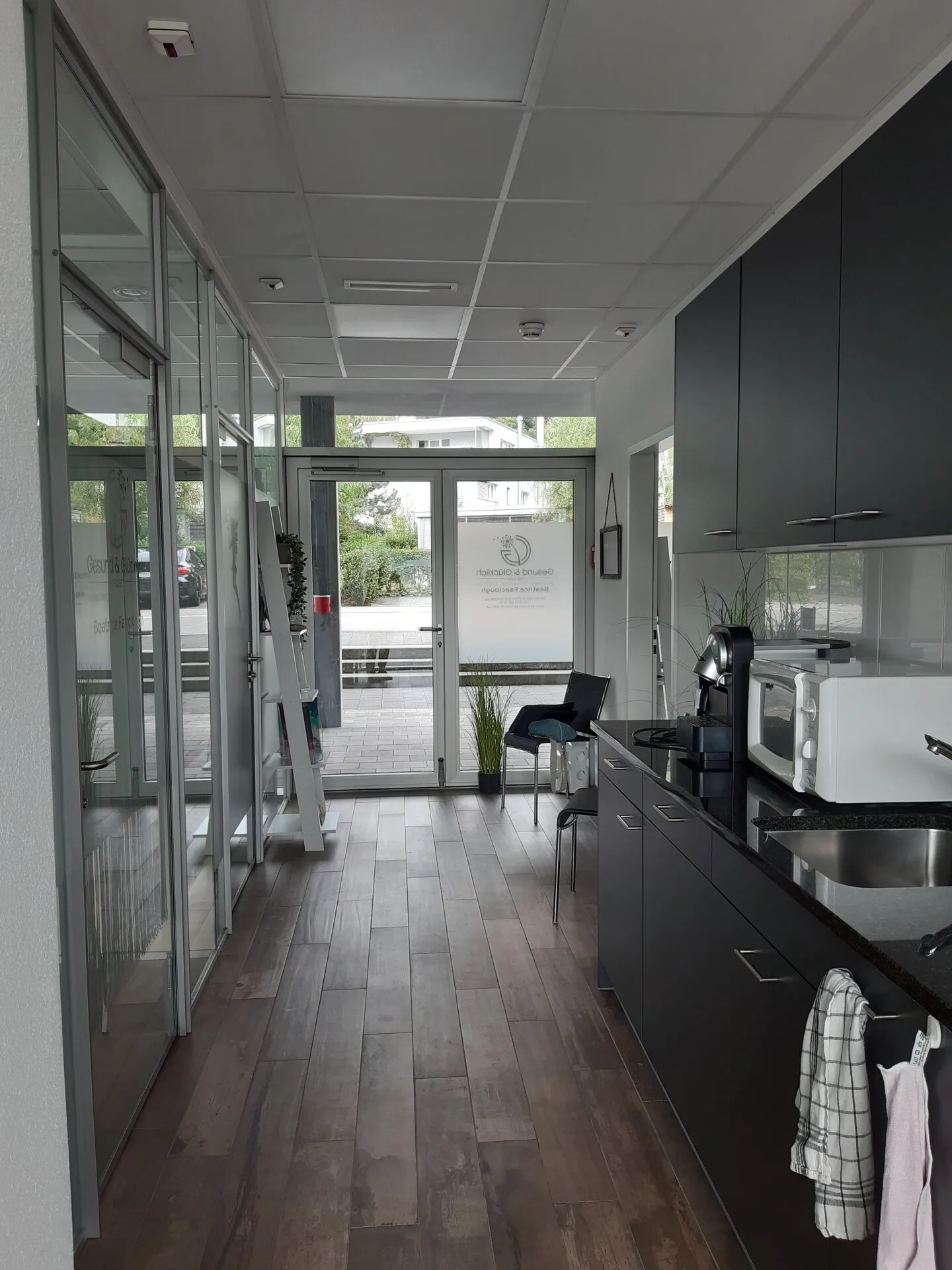 Commercial space or office 14 m2 on the ground floor, directly at Belp train station - Photo 4 of 5