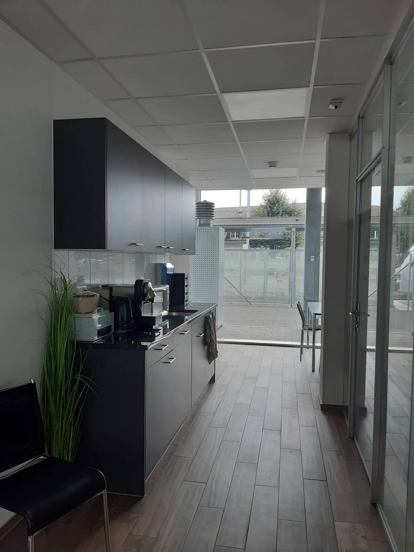 Commercial space or office 14 m2 on the ground floor, directly at Belp train station - Photo 3 of 5