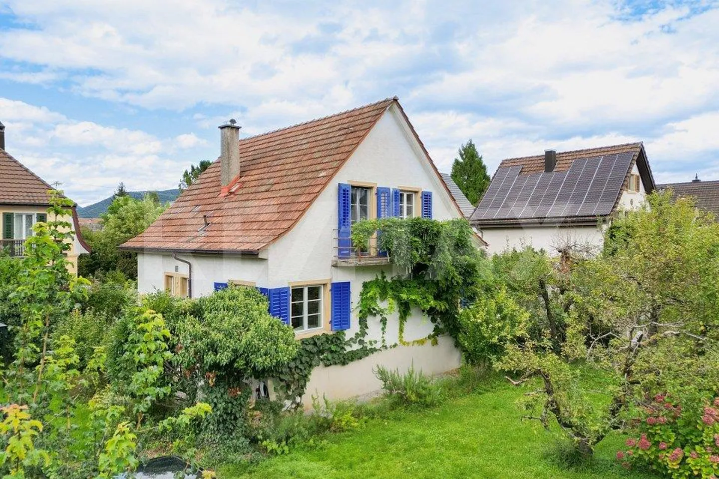 Casa unifamiliare indipendente di 5,5 stanze - tranquilla, soleggiata e centrale - Foto 1 di 11