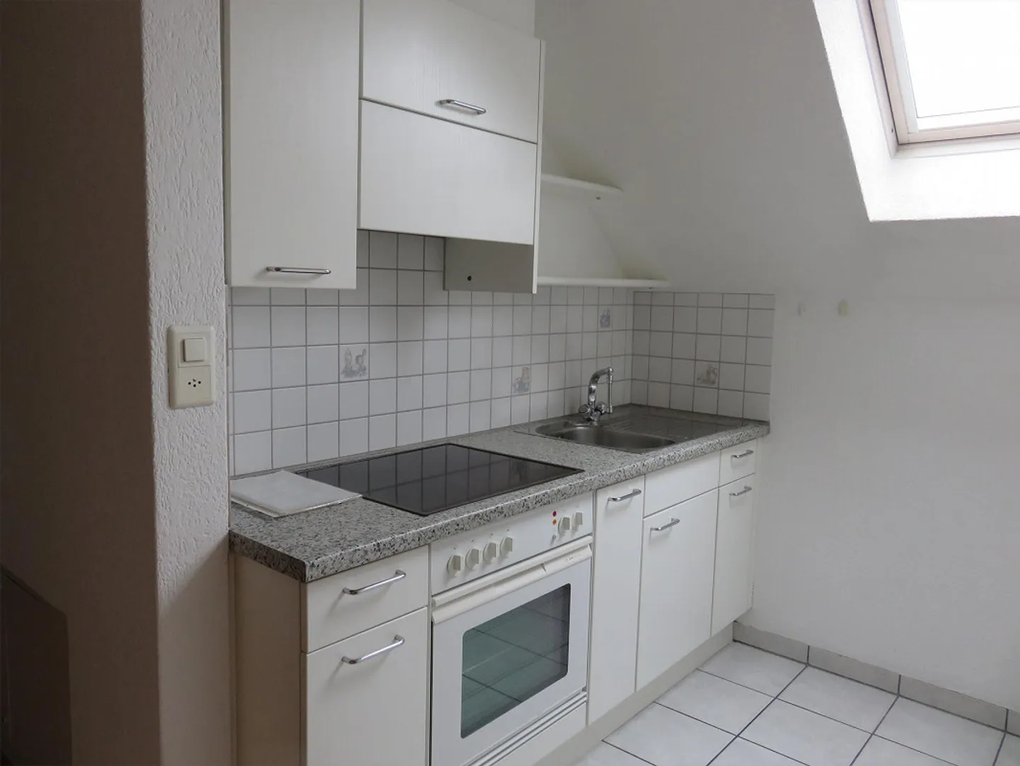 À louer appartement sous les combles de 2,5 pièces situé au centre - Photo 2 sur 6