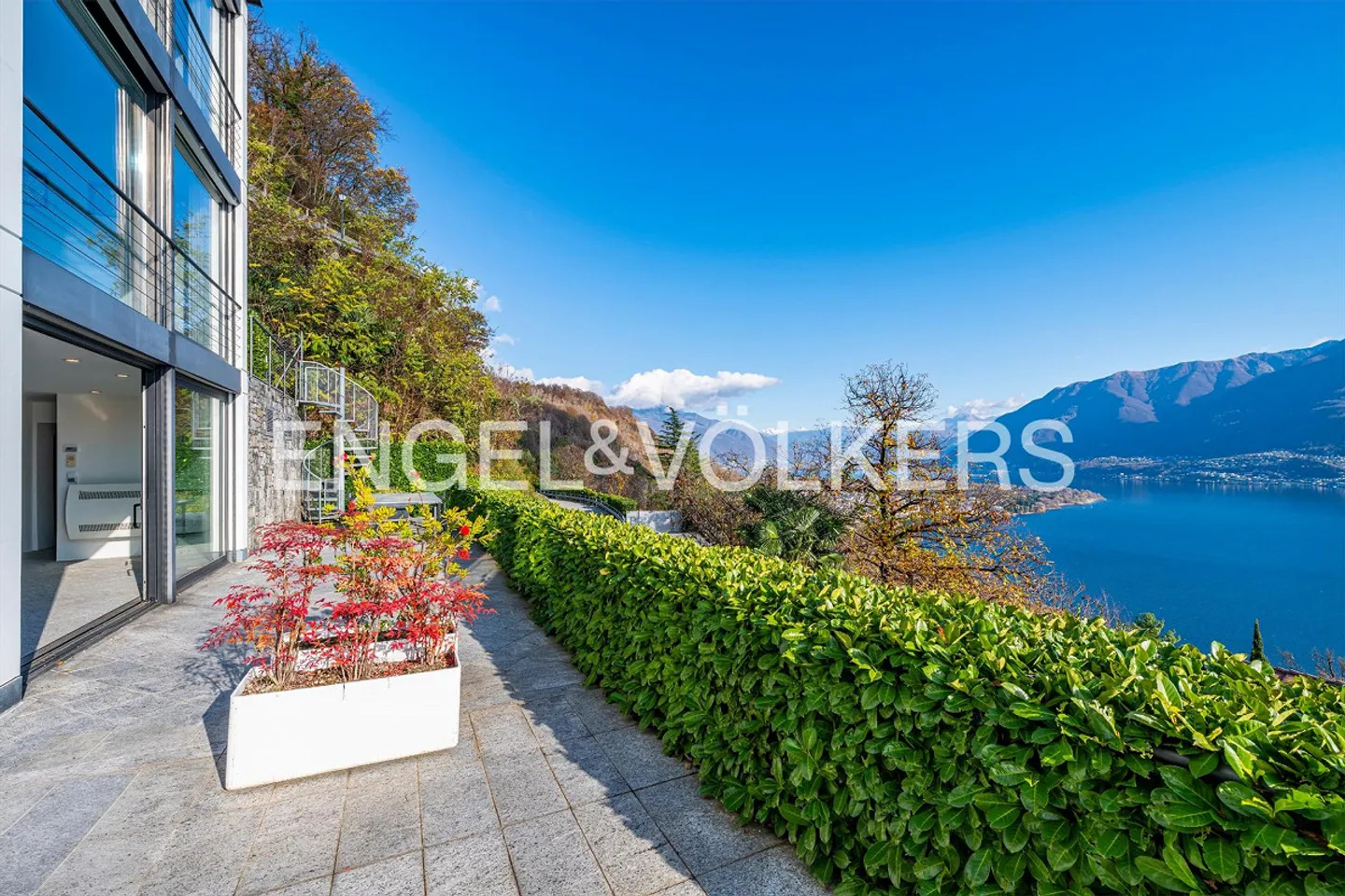 Exclusive dream villa with panoramic view and pool - Photo 1 of 16