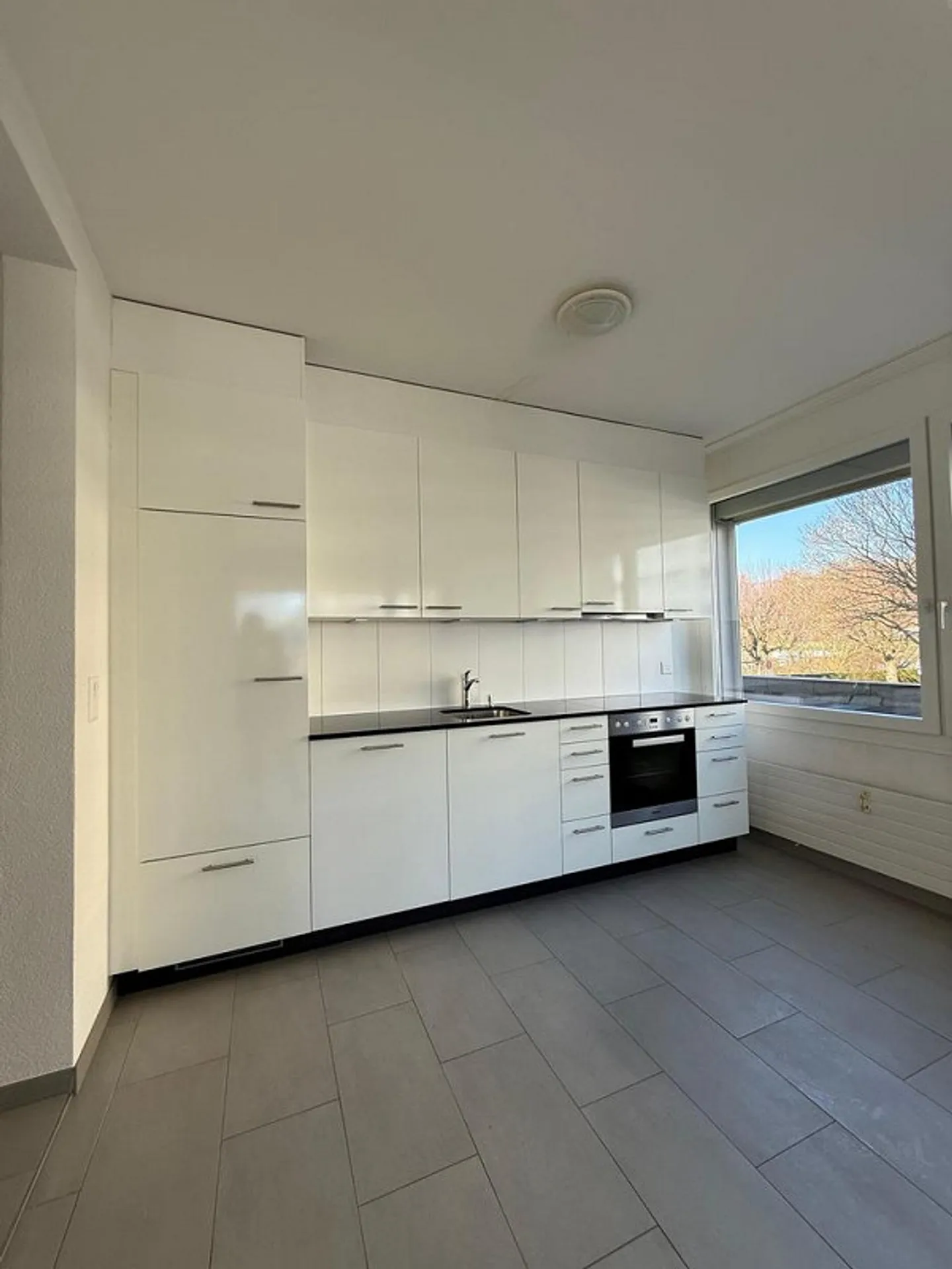 Appartement lumineux de 3,5 pièces au 1er étage avec balcon - Photo 1 sur 11
