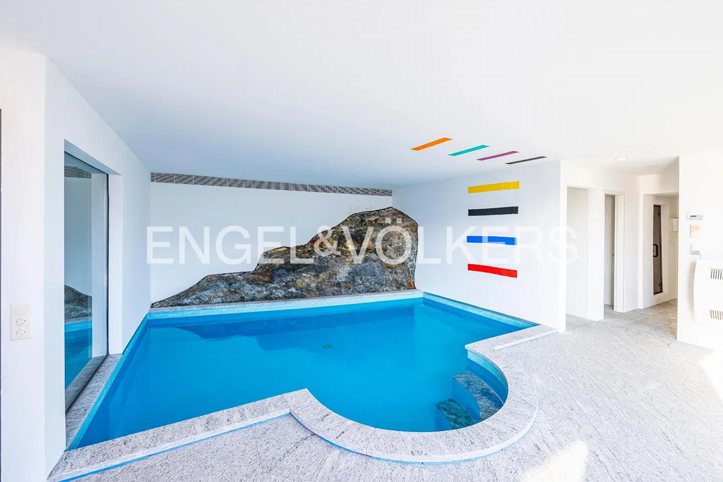 Exclusive dream villa with panoramic view and pool - Photo 15 of 16