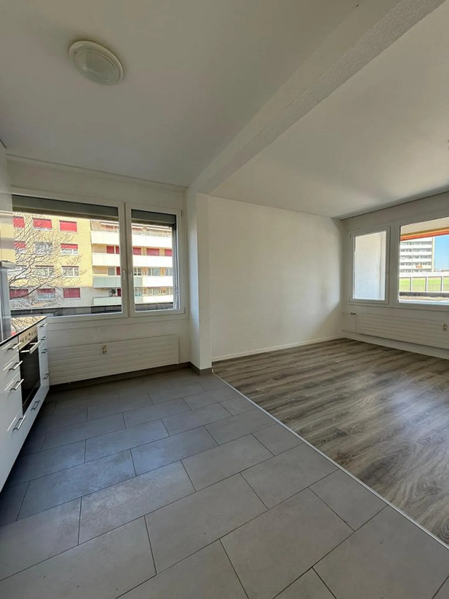 Appartement lumineux de 3,5 pièces au 1er étage avec balcon - Photo 3 sur 11
