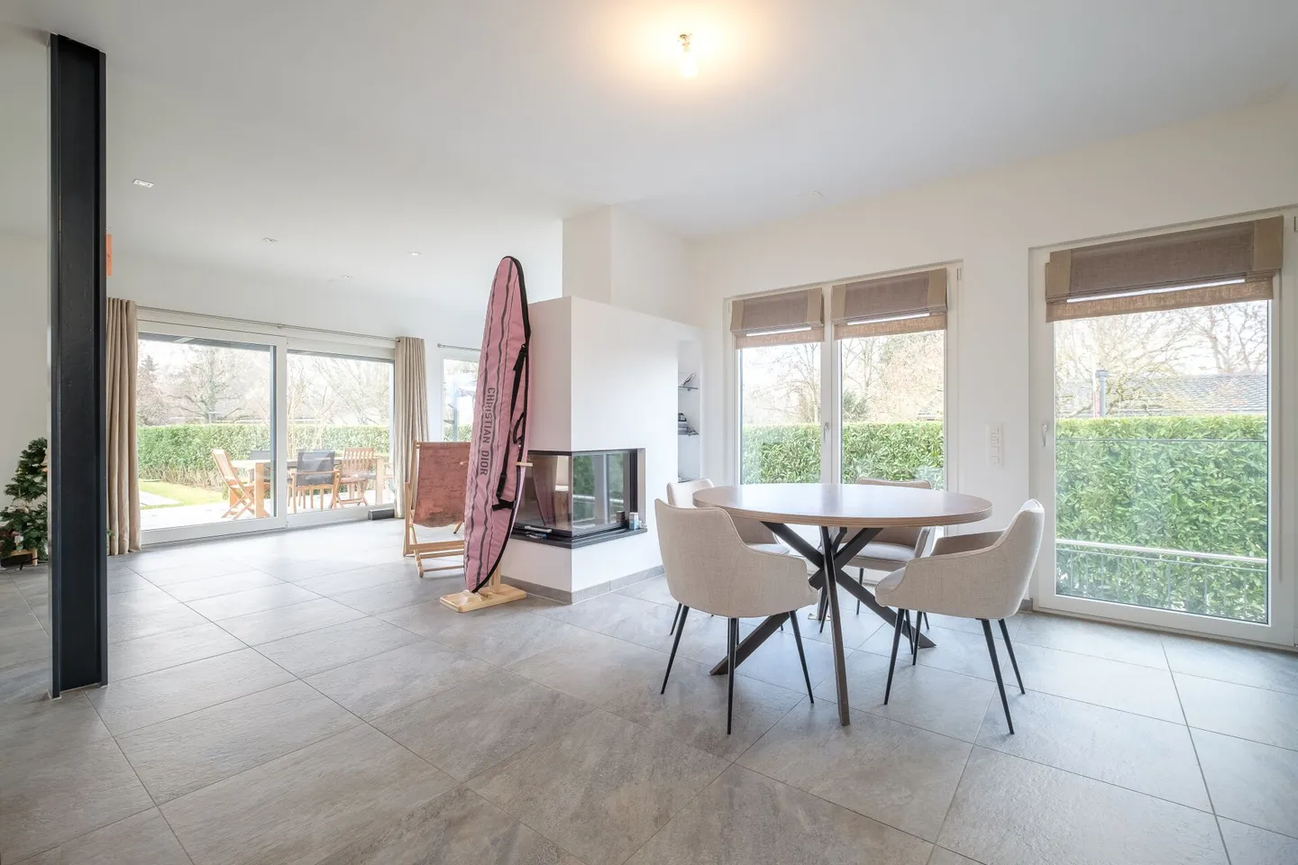 Exklusiv - Wunderschönes modernes Doppelhaus mit Pool - Foto 2 von 13