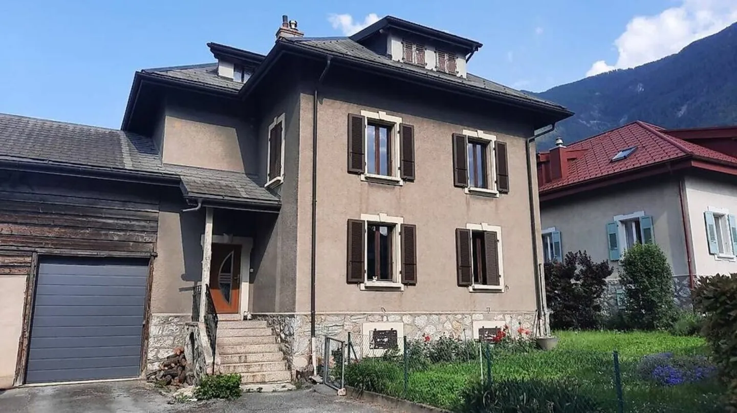 Helles 4.5-Zimmer-Haus mit grosser angrenzender Scheune - Foto 1 von 17