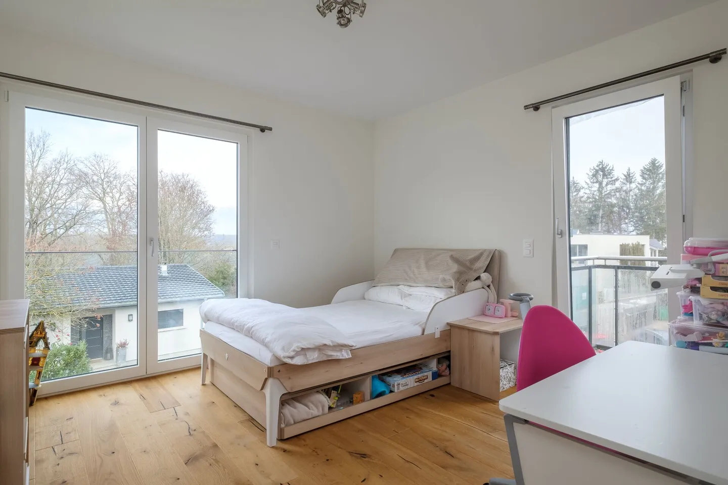 Exklusiv - Wunderschönes modernes Doppelhaus mit Pool - Foto 9 von 13