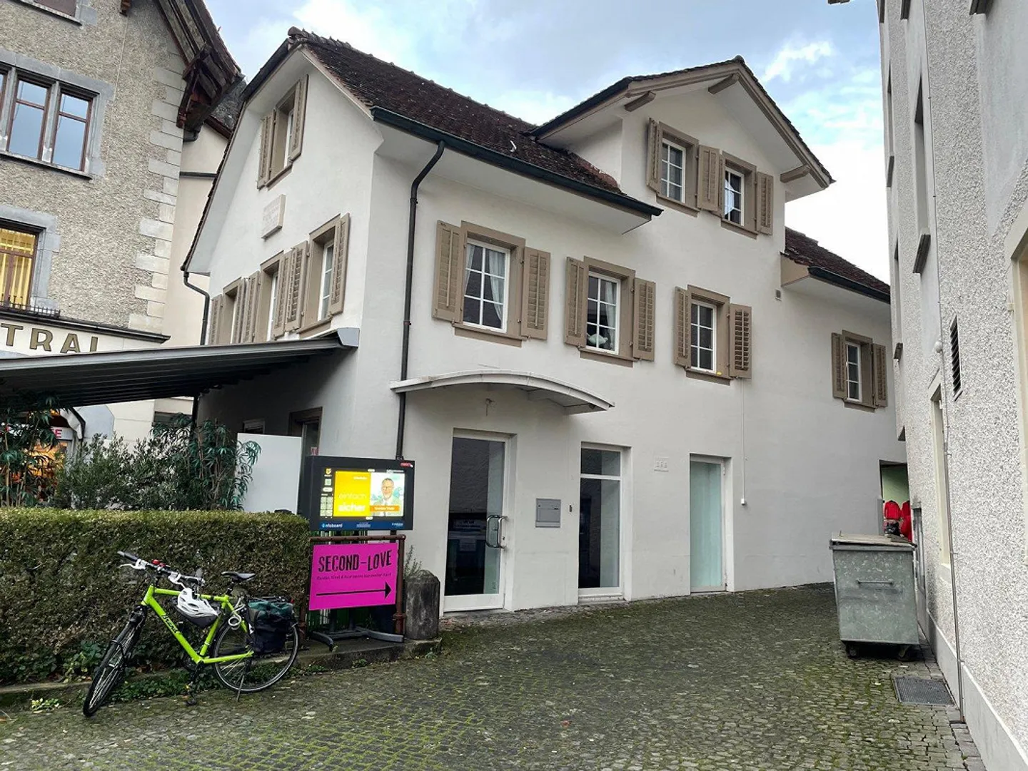 Commercial premises in the center of Altdorf - Photo 1 of 9