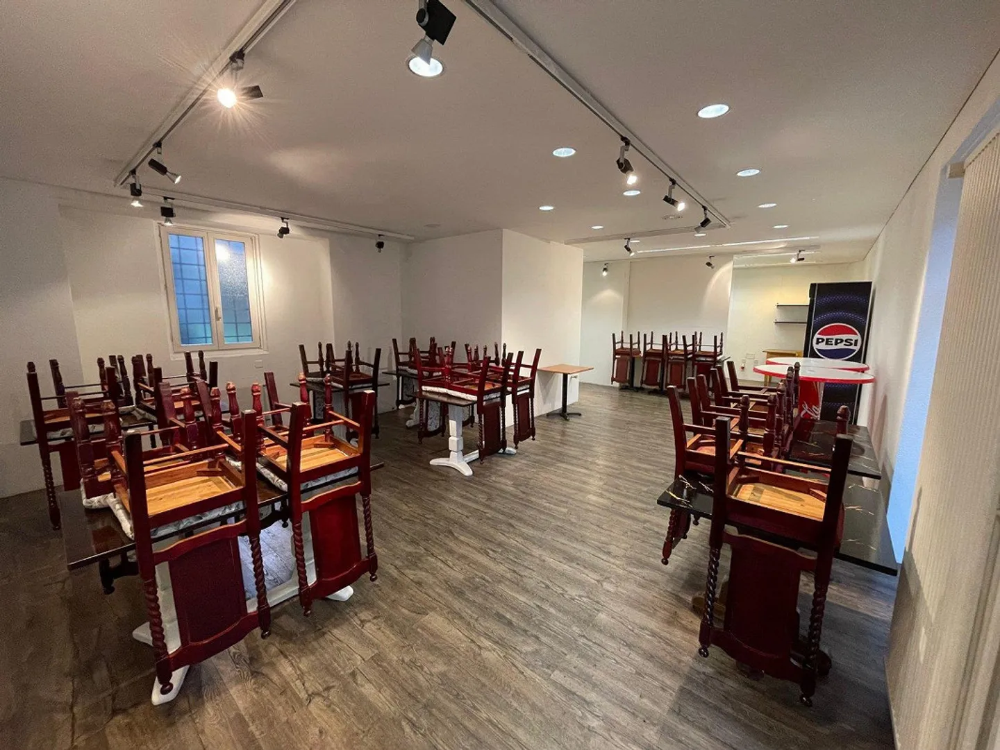 Commercial premises in the center of Altdorf - Photo 3 of 9