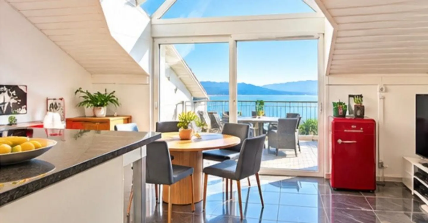 Penthouse apartment, enhanced by a skylight and a view of the lake - Photo 1 of 20