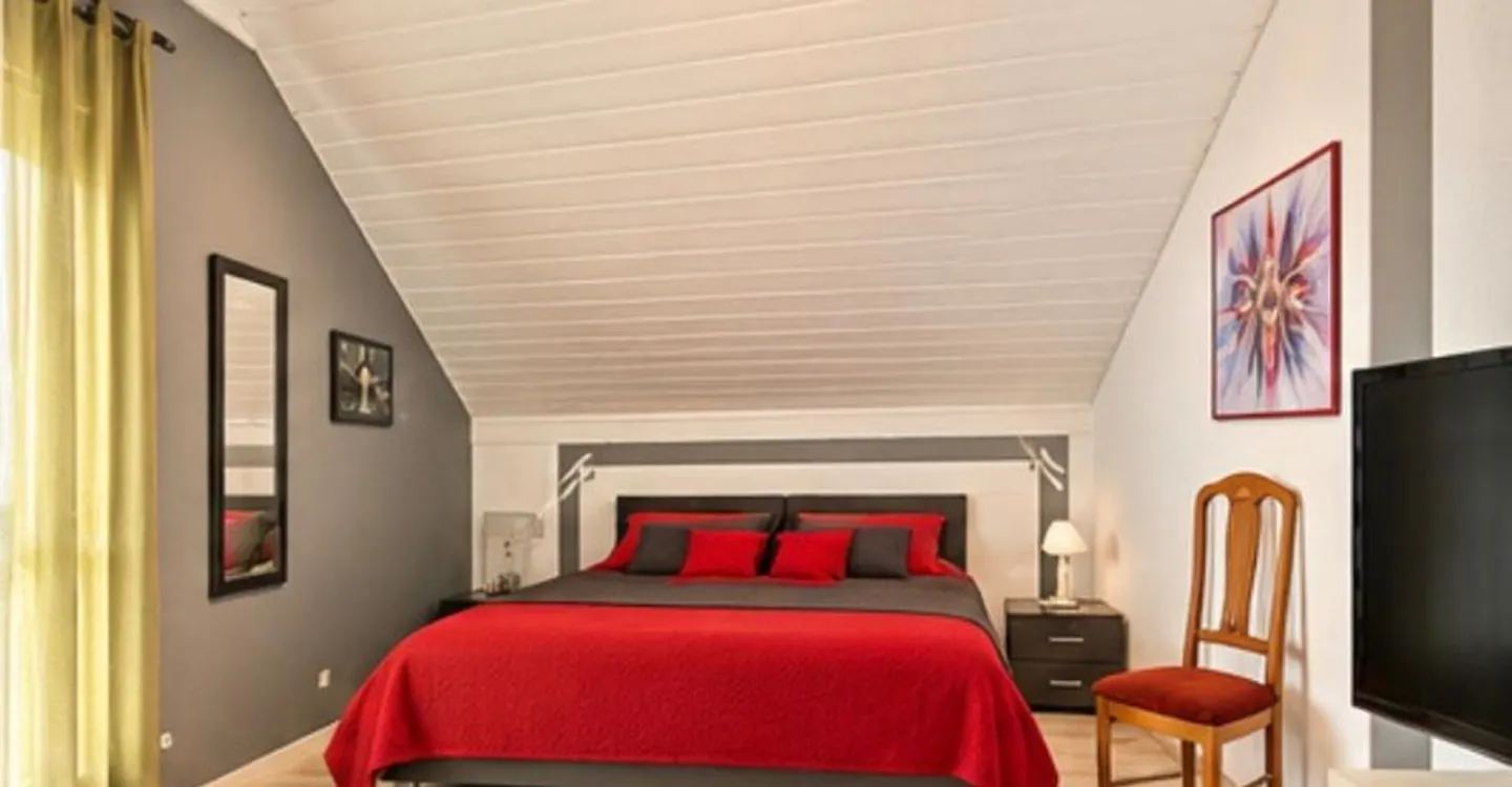 Penthouse apartment, enhanced by a skylight and a view of the lake - Photo 9 of 20