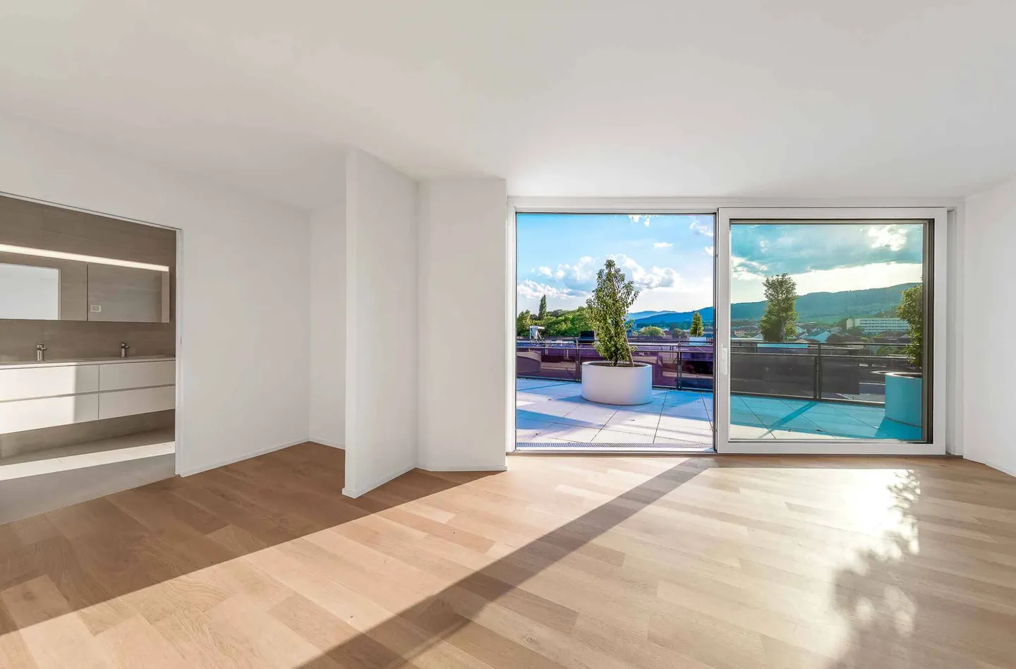 Unique! 5.5-room penthouse of 180m2 with 168m2 roof terrace and panoramic view of the lake and the Alps - Photo 4 of 13