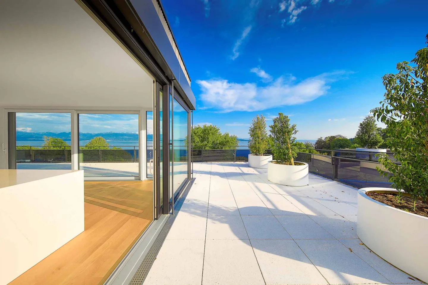 Unique! 5.5-room penthouse of 180m2 with 168m2 roof terrace and panoramic view of the lake and the Alps - Photo 7 of 13
