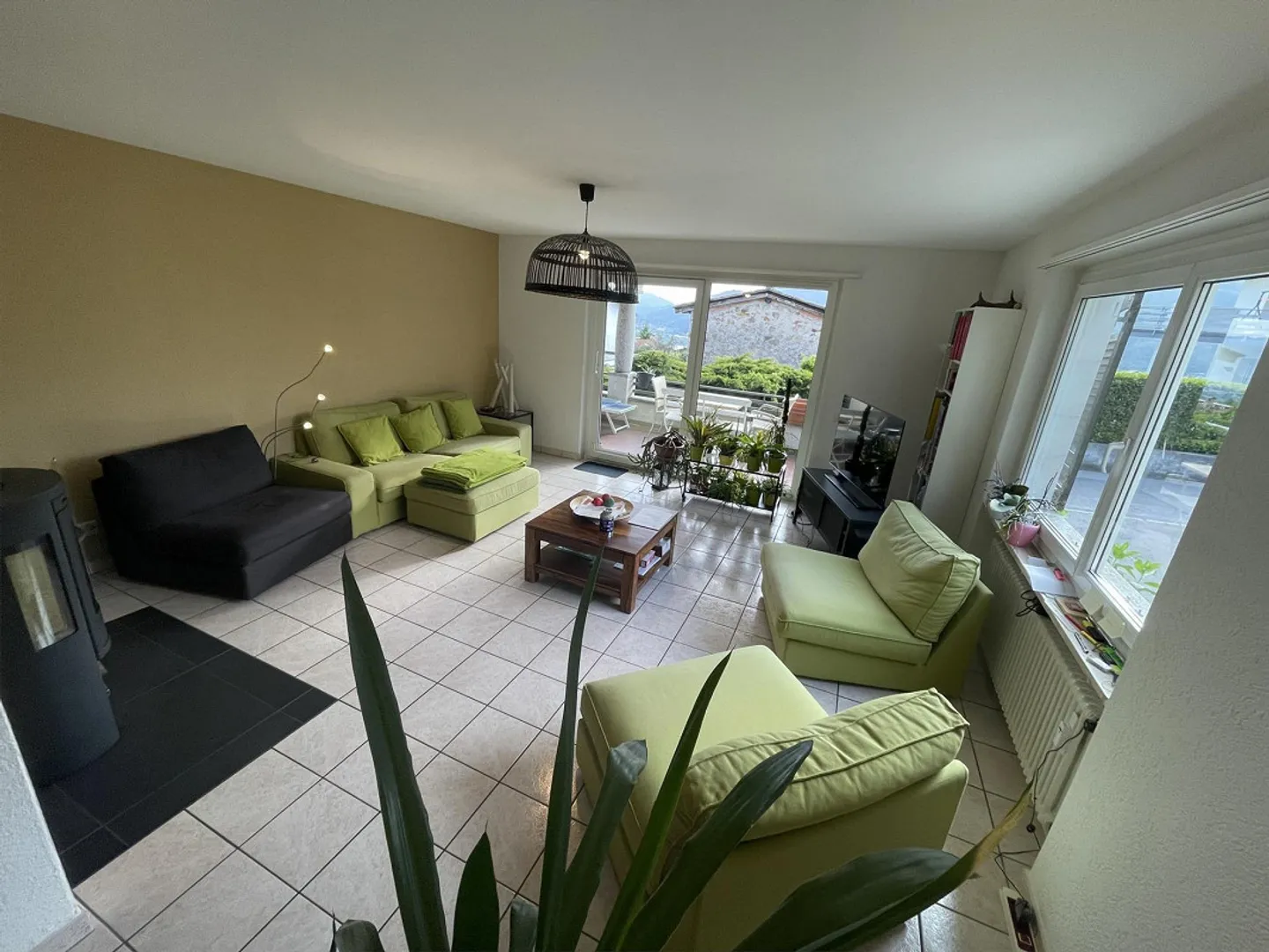 INTERESSANTE APPARTAMENTO 4.5 CON PISCINA A COMANO - Foto 1 di 13