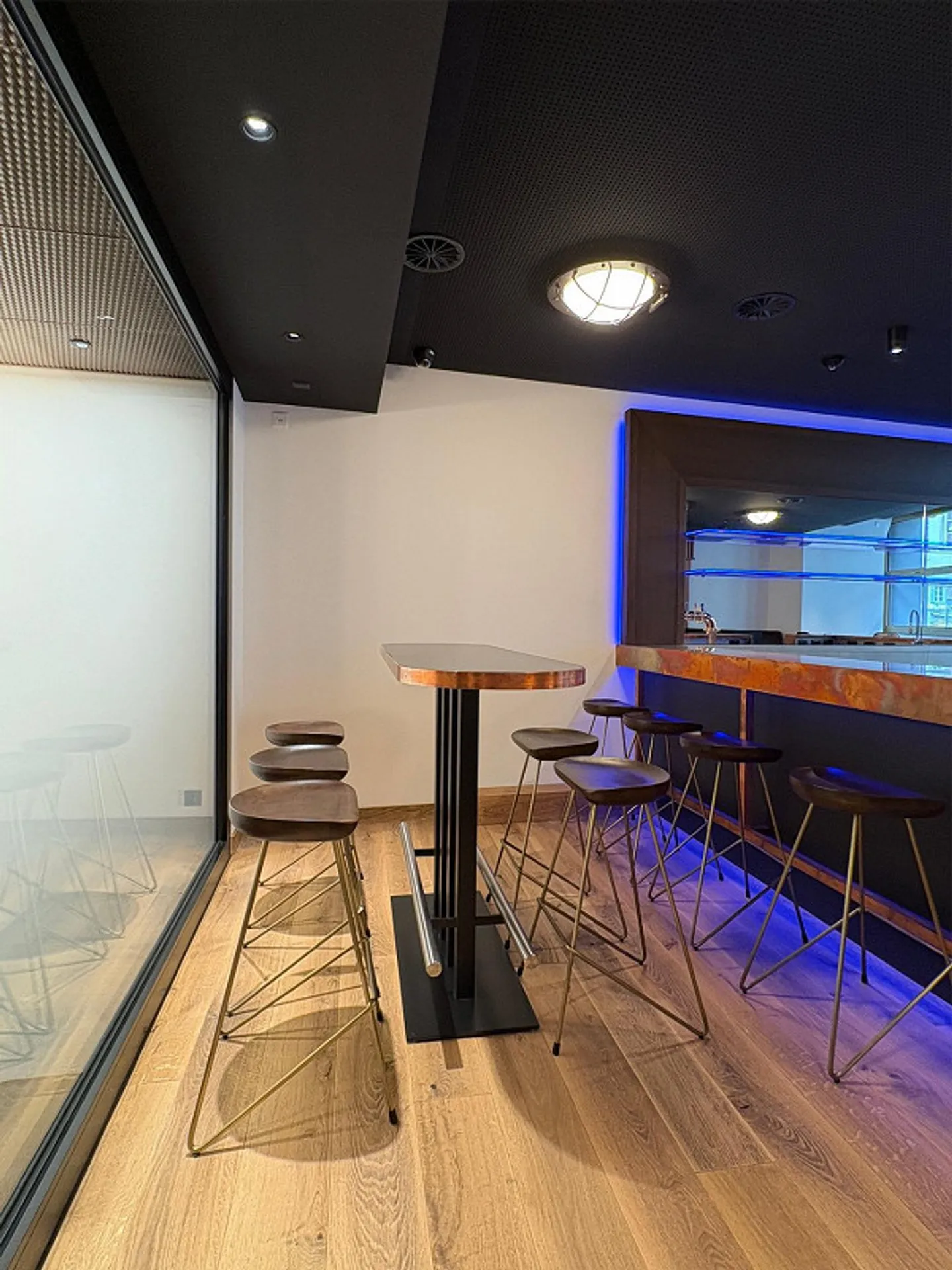 New beautifully furnished bar with multifunctional room in the center... - Photo 2 of 13