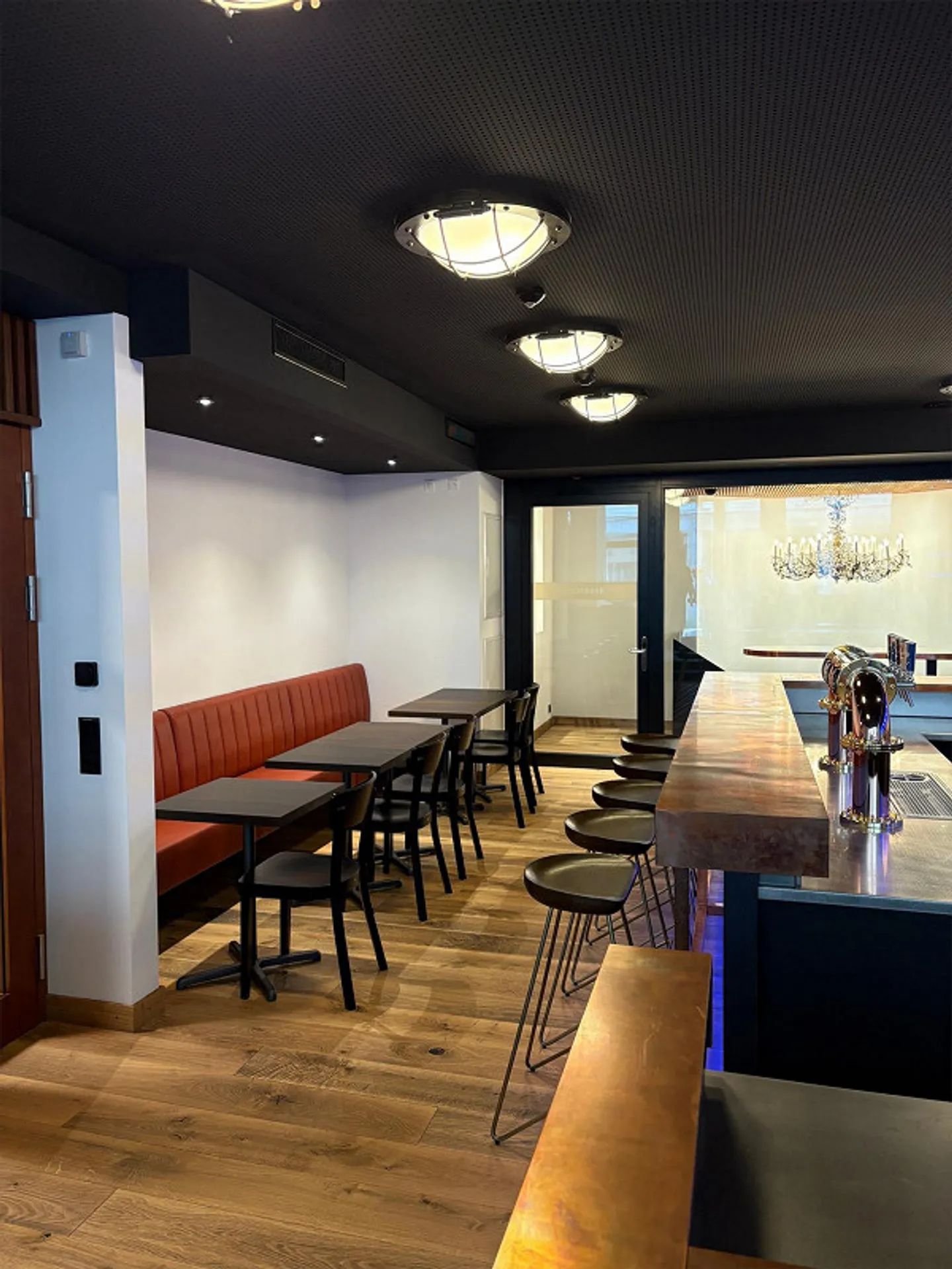 New beautifully furnished bar with multifunctional room in the center... - Photo 4 of 13