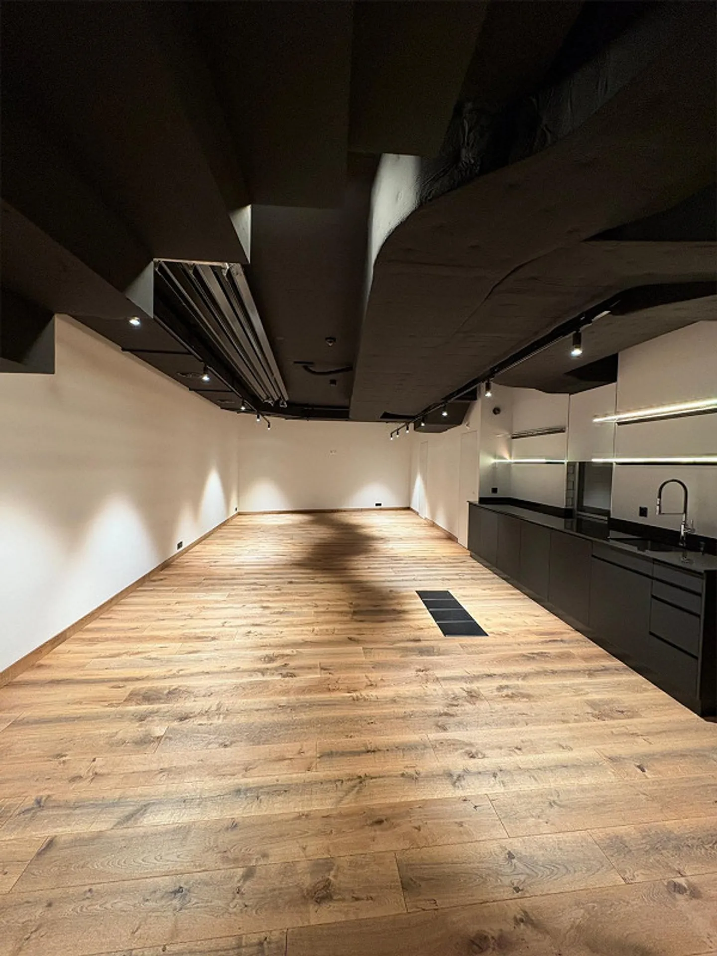 New beautifully furnished bar with multifunctional room in the center... - Photo 10 of 13