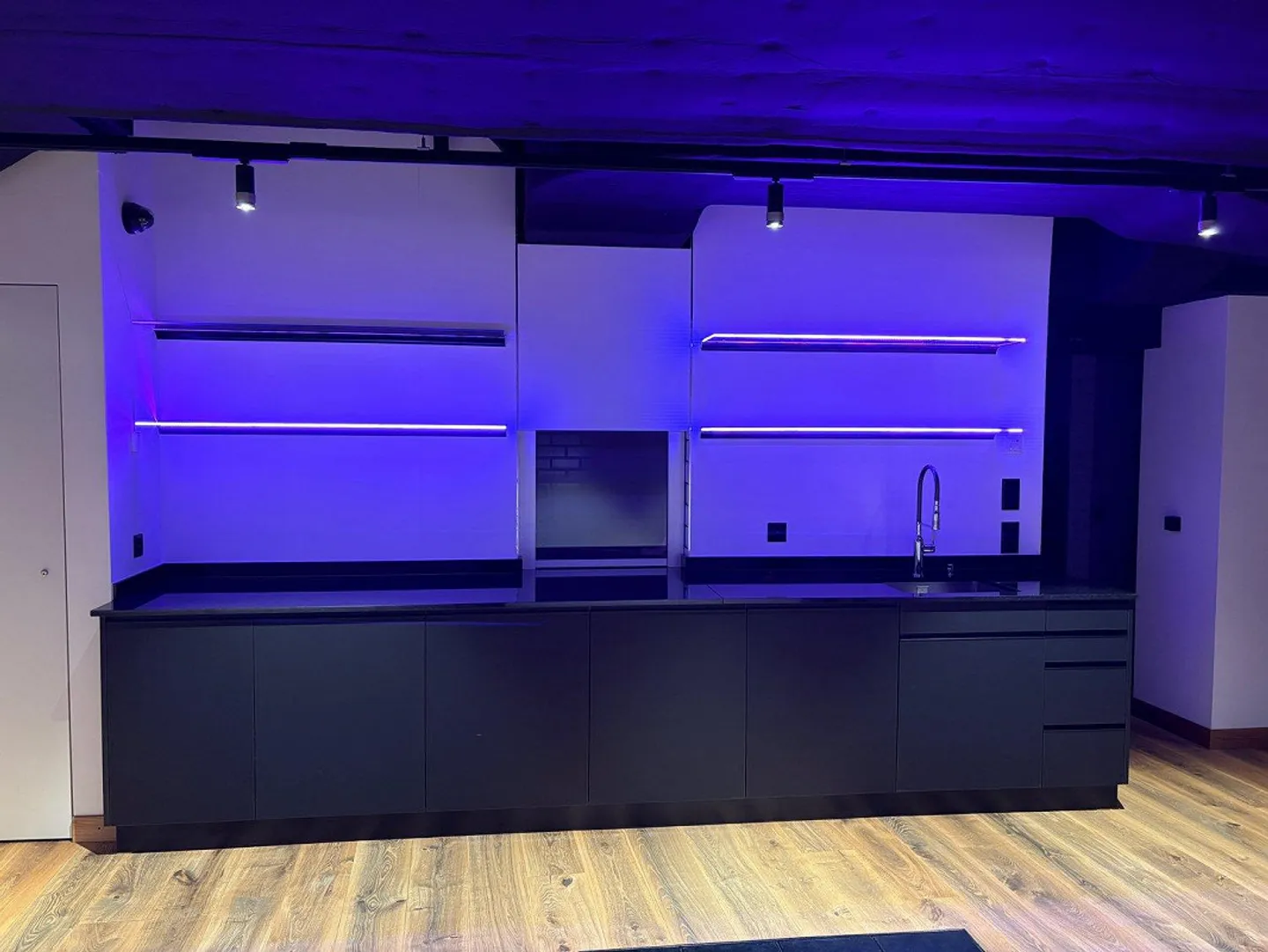 New beautifully furnished bar with multifunctional room in the center... - Photo 11 of 13