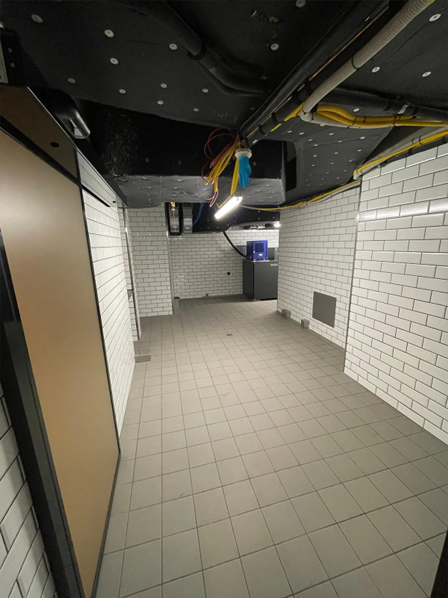 New beautifully furnished bar with multifunctional room in the center... - Photo 13 of 13