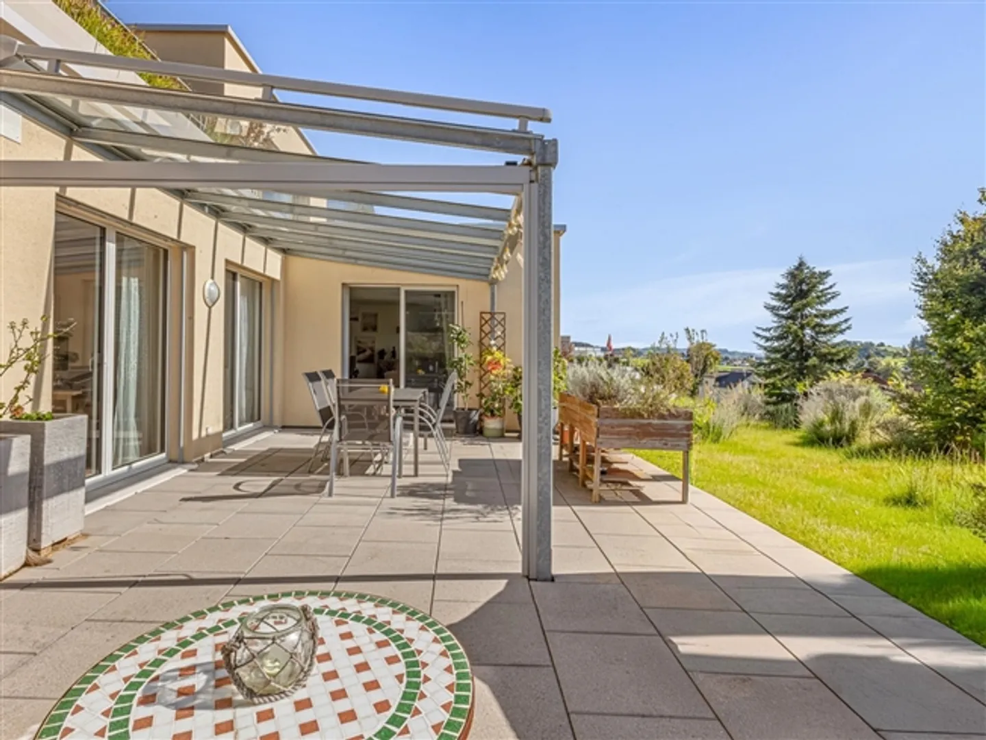 Appartement de jardin lumineux avec vue - Photo 2 sur 11