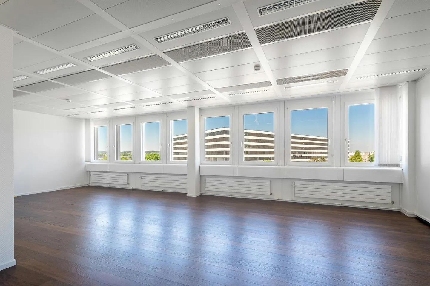 Your new premises just 4 minutes by public transport from the airport... - Photo 3 of 9