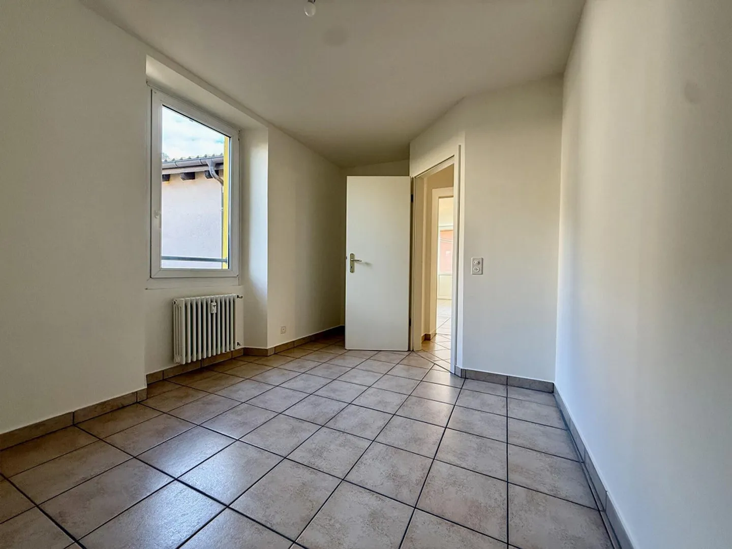 À LOUER GRAND APPARTEMENT LUMINEUX 4.5 PIÈCES À MAROGGIA - Photo 4 sur 8